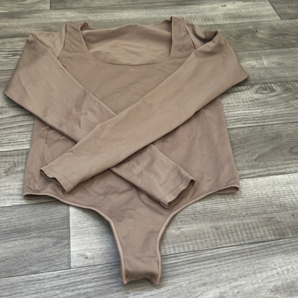 Skims Essential Long Sleeve Scoop Neck - Picture 5 of 10